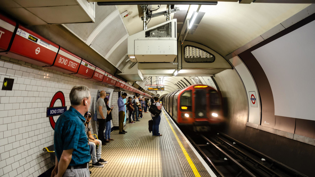 Un grupo de pasajeros da una paliza a un hombre que iba a agredir a una joven asiática en el metro de Londres (VIDEO)