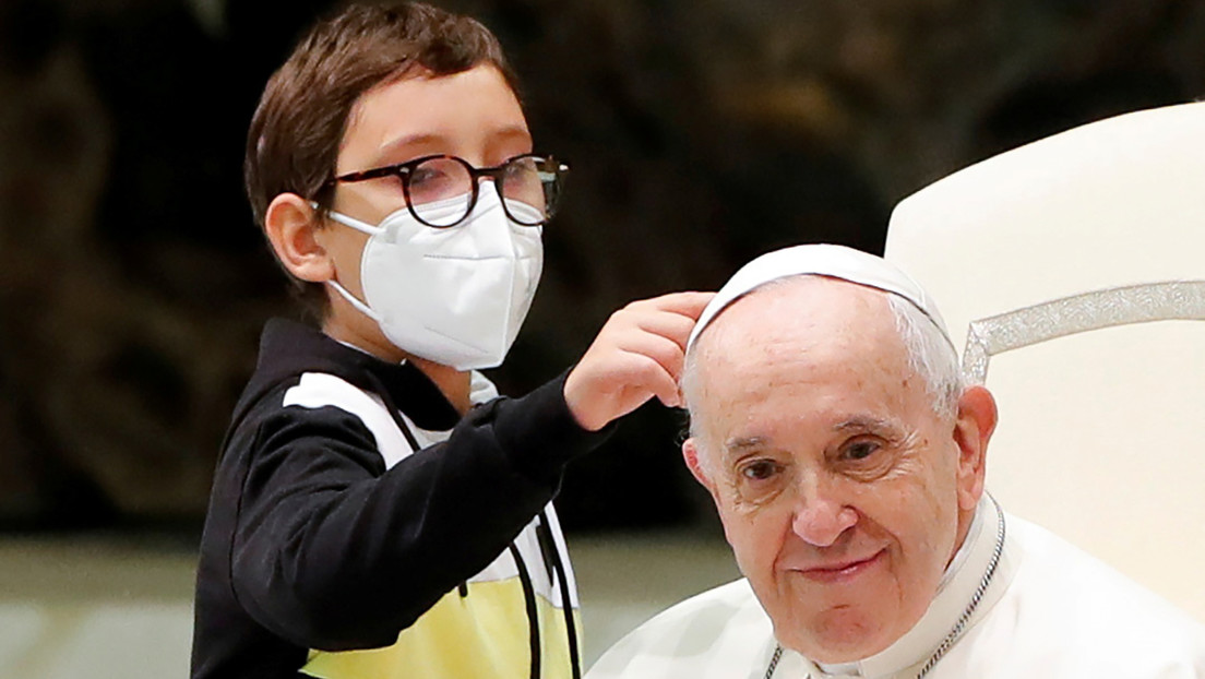 Un niño sube al escenario durante la audiencia papal y consigue sentarse junto a Francisco y una gorra papal de regalo (VIDEO)