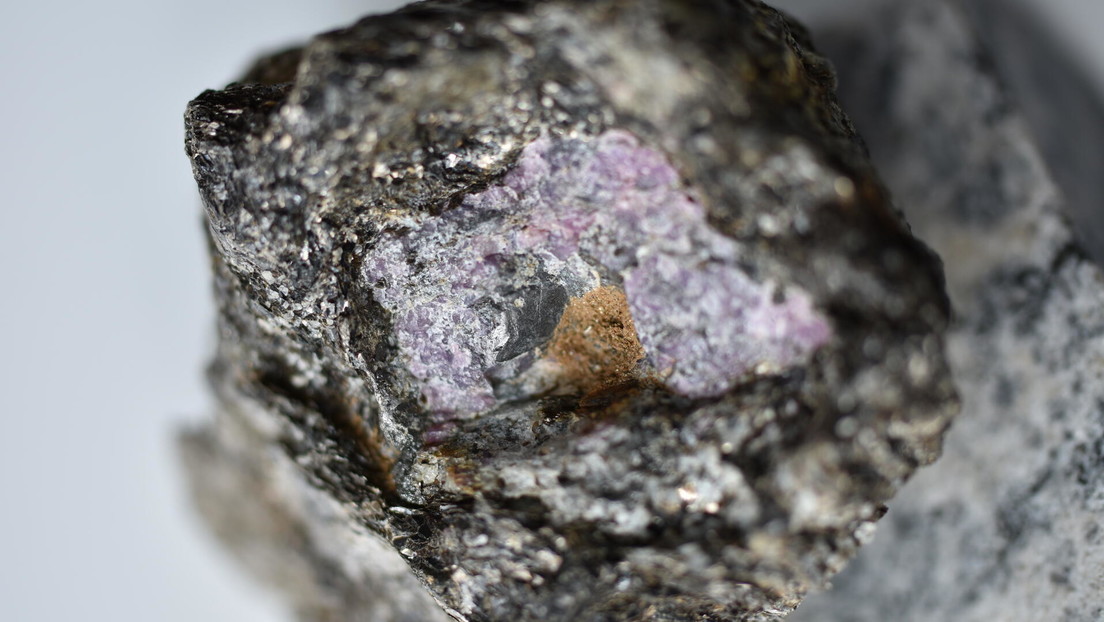 Descubren por primera vez rastros de vida primitiva dentro de un rubí de hace 2.500 millones de años