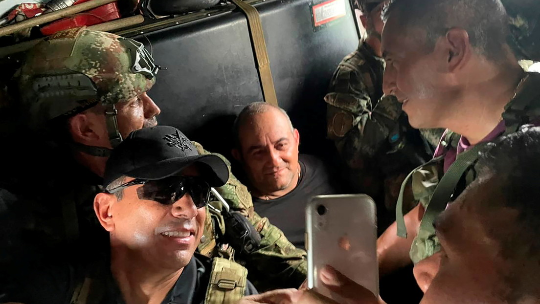 PRIMERAS IMÁGENES: El líder del Clan del Golfo, alias 'Otoniel', sonríe ante las cámaras poco después de ser capturado en Colombia - RT