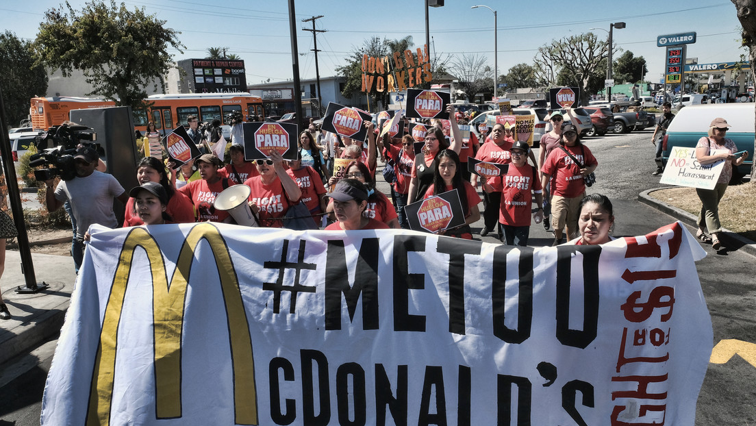Empleados de McDonald's en EE.UU. convocan a una huelga en protesta por el recurrente acoso sexual en el trabajo