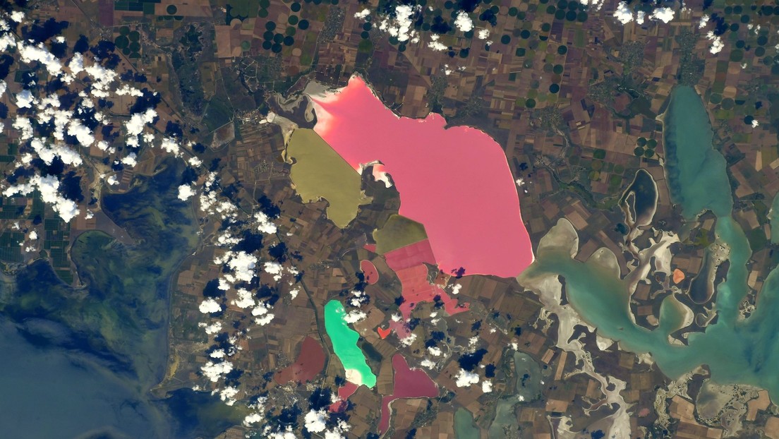 FOTO: Captan desde el espacio un deslumbrante mosaico de lagos multicolores en Crimea