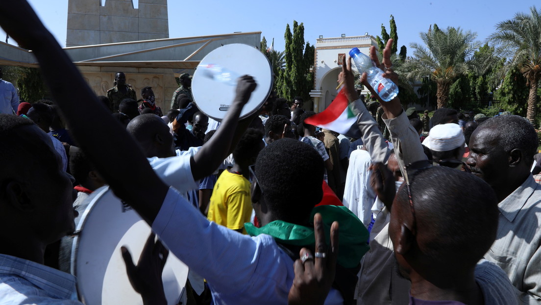 Se declara estado de emergencia y disolución del Gobierno en Sudán