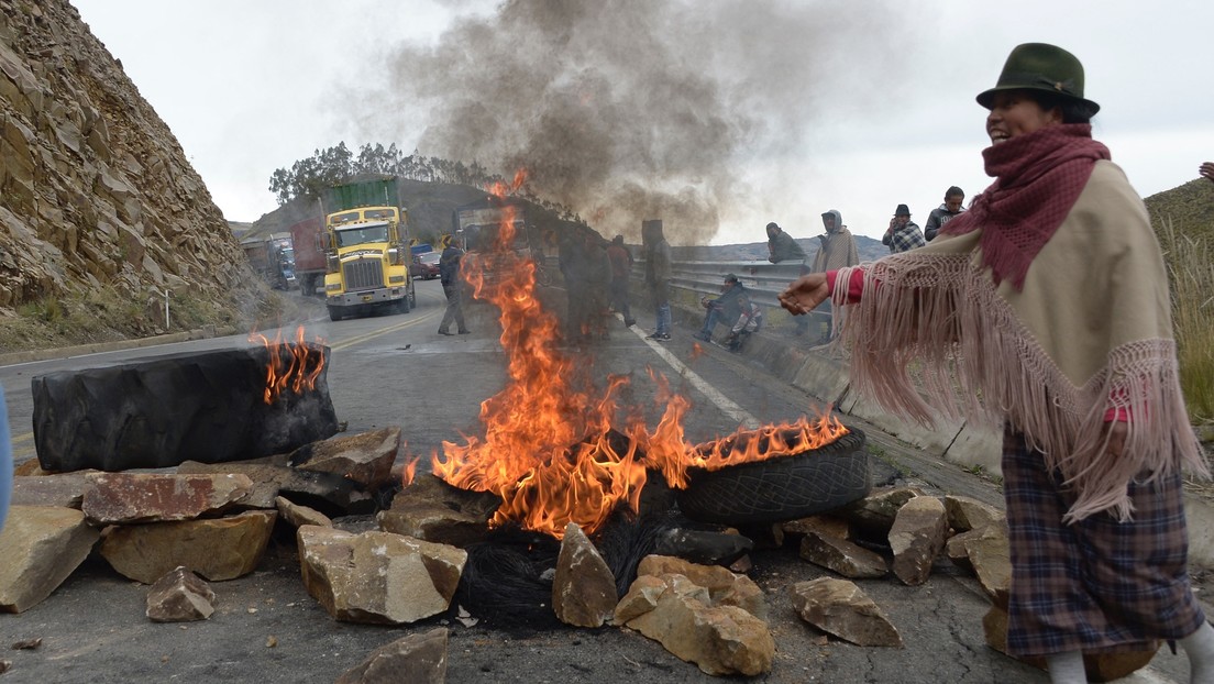 Rutas bloqueadas, represión y al menos 37 detenidos durante las protestas en Ecuador por el precio del combustible