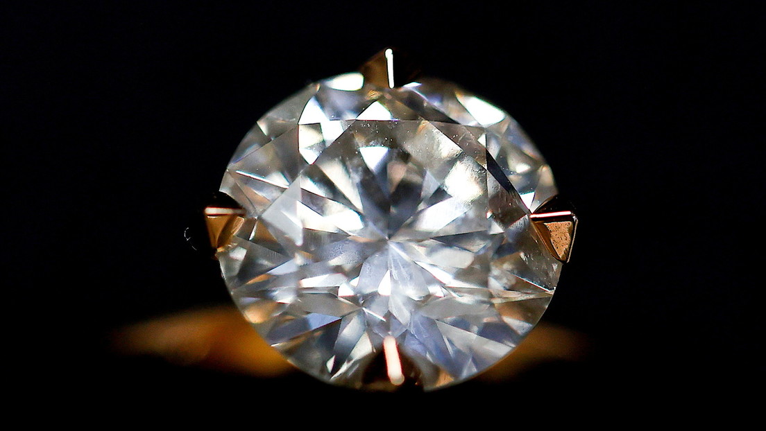 Una mujer casi tira a la basura un diamante de 2,7 millones de dólares creyendo que era una baratija (FOTO)