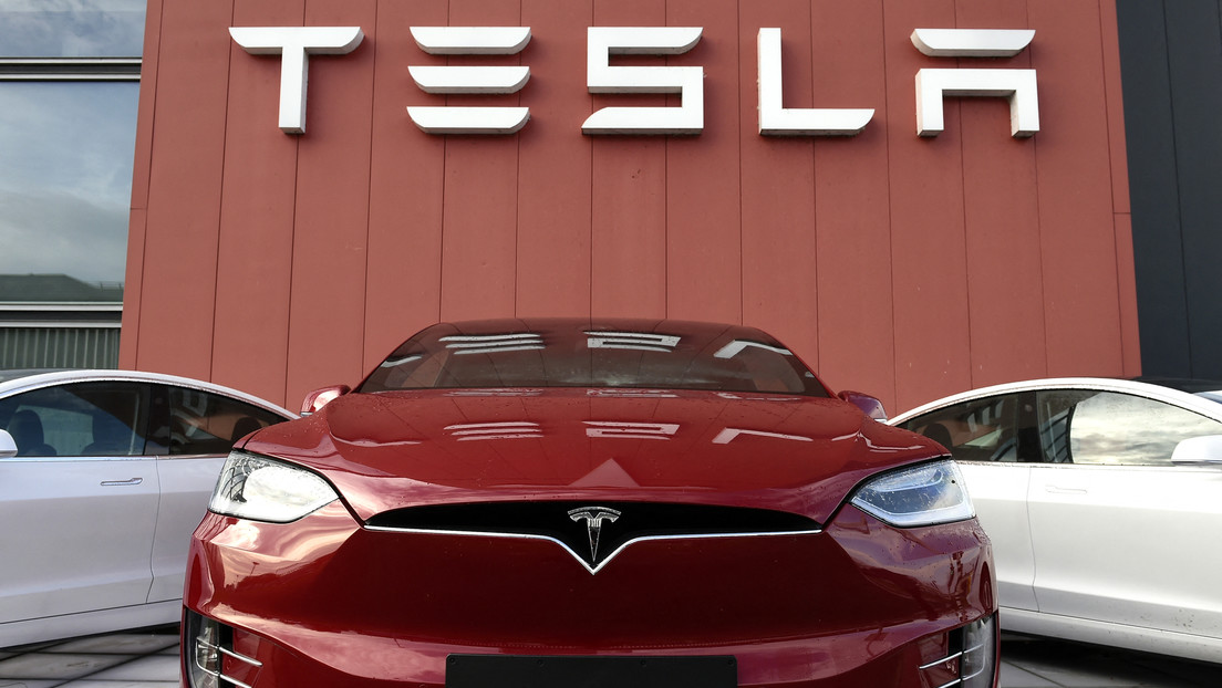 Tesla lanza el modo 'centinela en vivo', que permite a los usuarios ver de forma remota los alrededores de sus coches