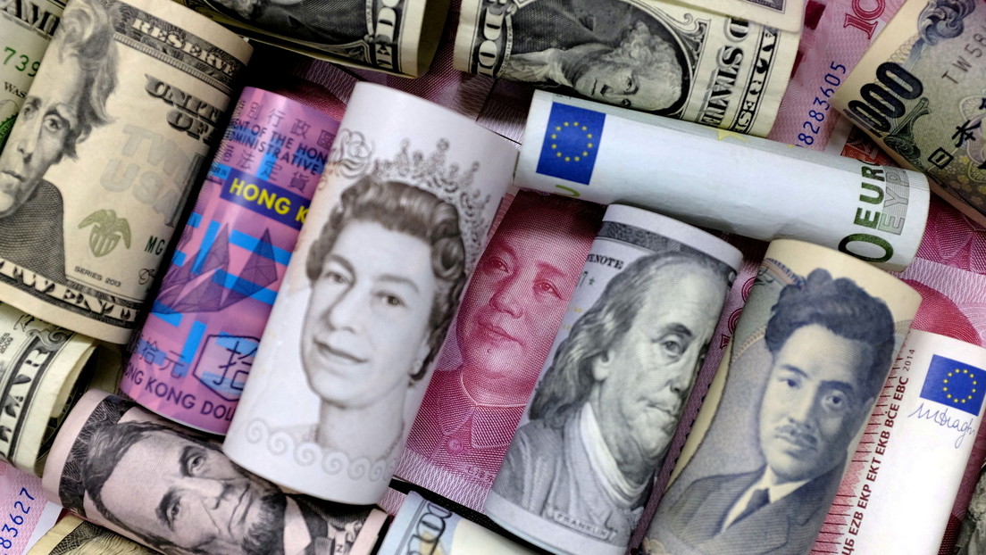 Millonario chino retira más de 780.000 dólares del banco y pide al personal que cuente los billetes a mano (FOTOS)