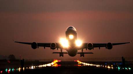 FOTO: Un avión de pasajeros en EE.UU. se incendia al despegar tras chocar contra un ave