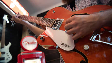 Logran rastrear una guitarra robada hace 45 años gracias a Internet y el reconocimiento facial
