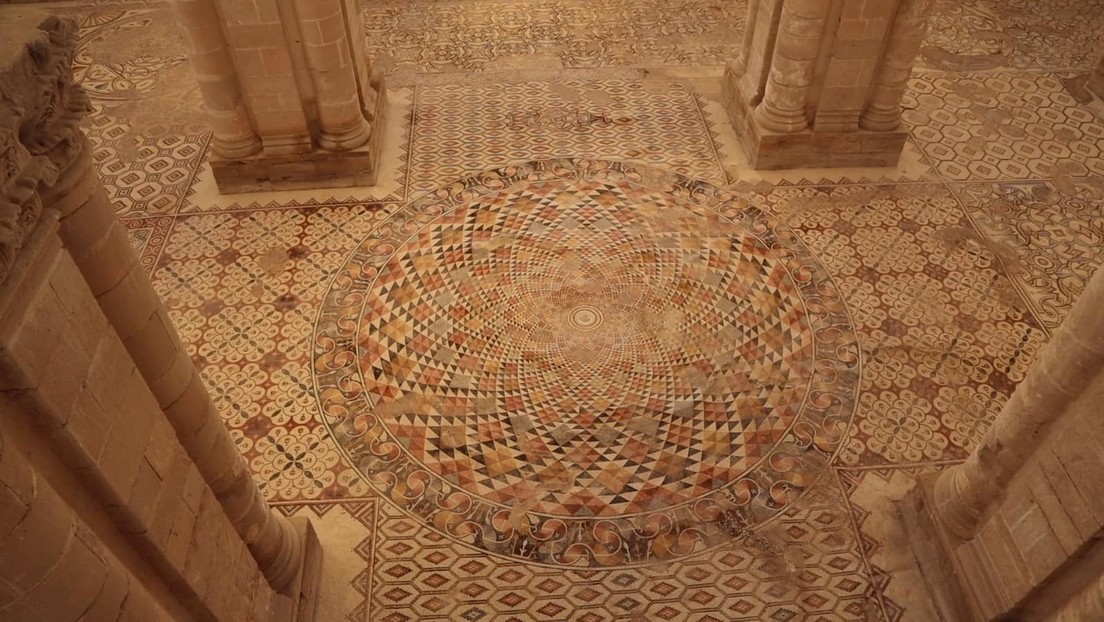 Desvelan tras años de restauración uno de los mayores mosaicos de suelo del mundo en un palacio palestino del siglo VIII (FOTOS)
