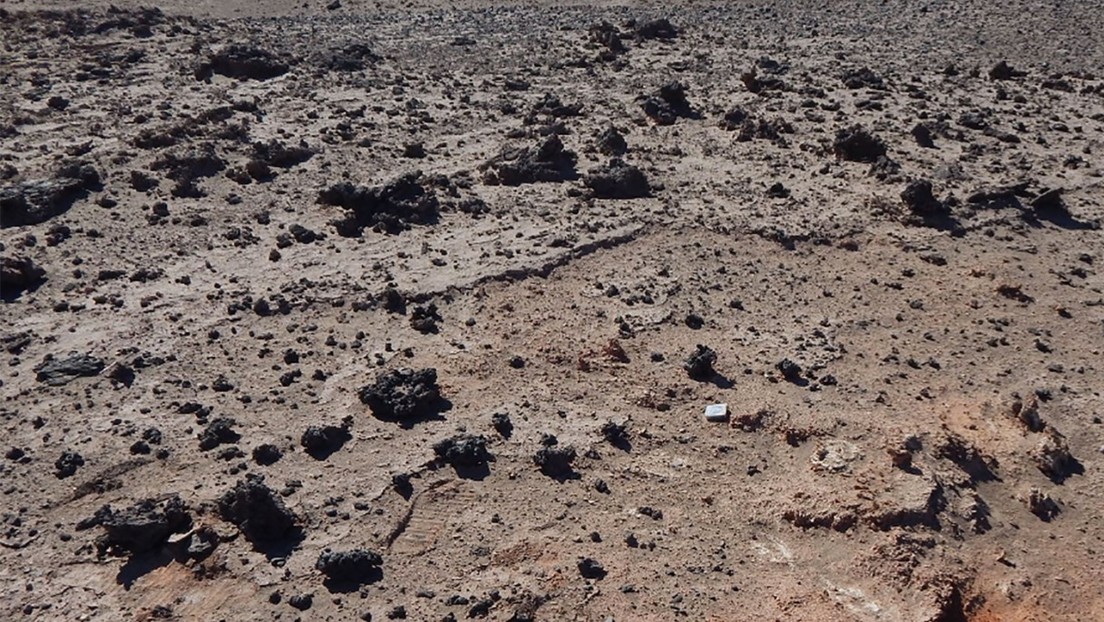 Científicos resuelven el misterio de una extensa zona del desierto de Atacama cubierta por vidrios fundidos