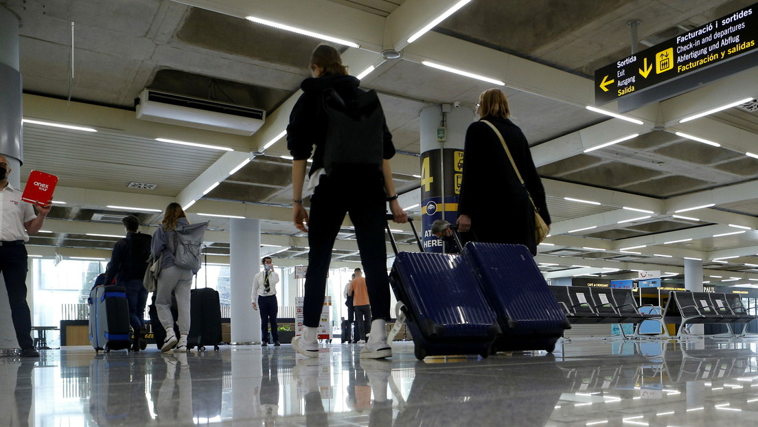 Investigan si el desvío del avión del que escaparon pasajeros en el aeropuerto de Mallorca fue planeado a través de un grupo en Facebook