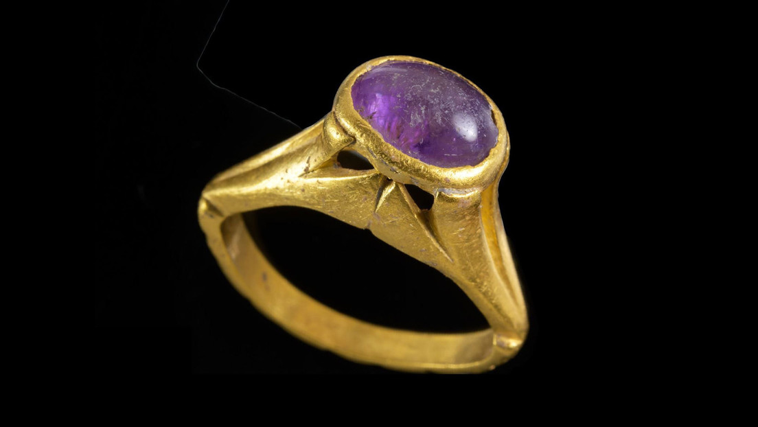 Encuentran un antiguo anillo de oro adornado con amatista que podría haber sido usado para evitar la resaca