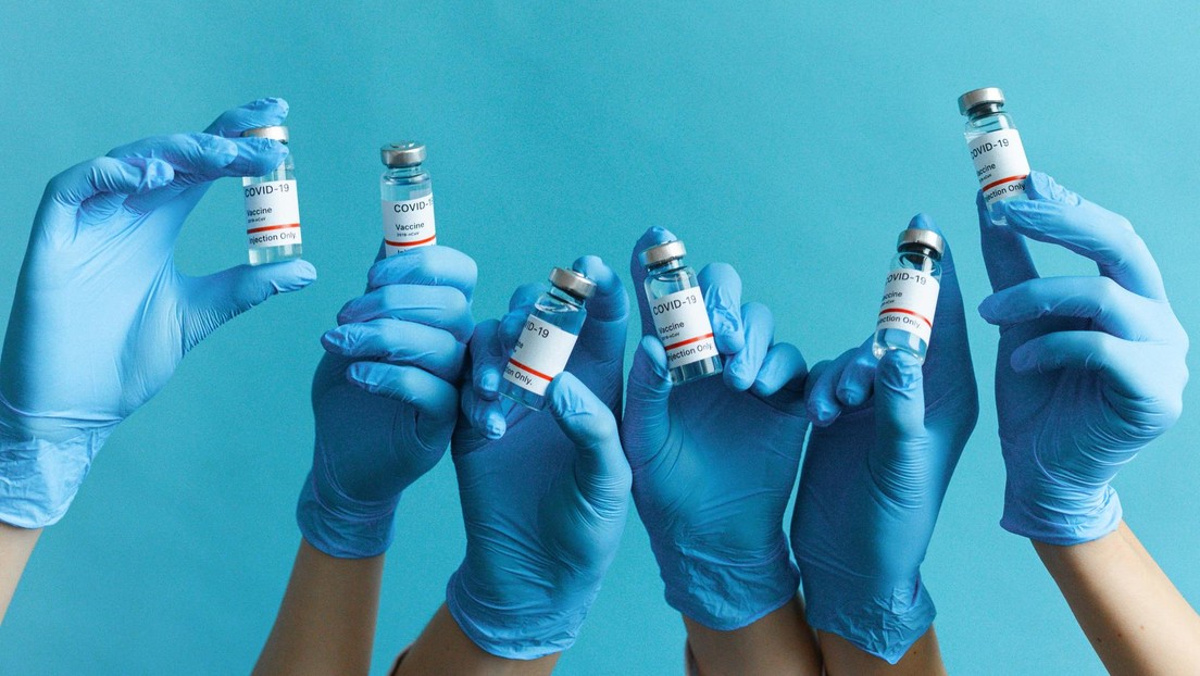 El director ejecutivo de Pfizer tacha de "criminales" a las personas que difunden noticias falsas sobre las vacunas anticovid