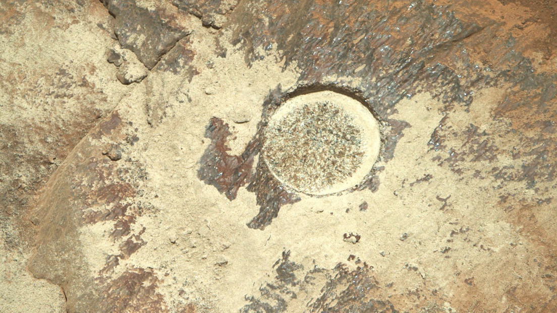 El róver Perseverance descubre "algo que nadie ha visto nunca" bajo una roca de Marte (FOTOS)