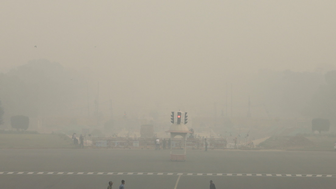 "¿Cómo va a vivir la gente?": Nueva Delhi cerrará escuelas y obras de construcción debido a la peligrosa contaminación del aire