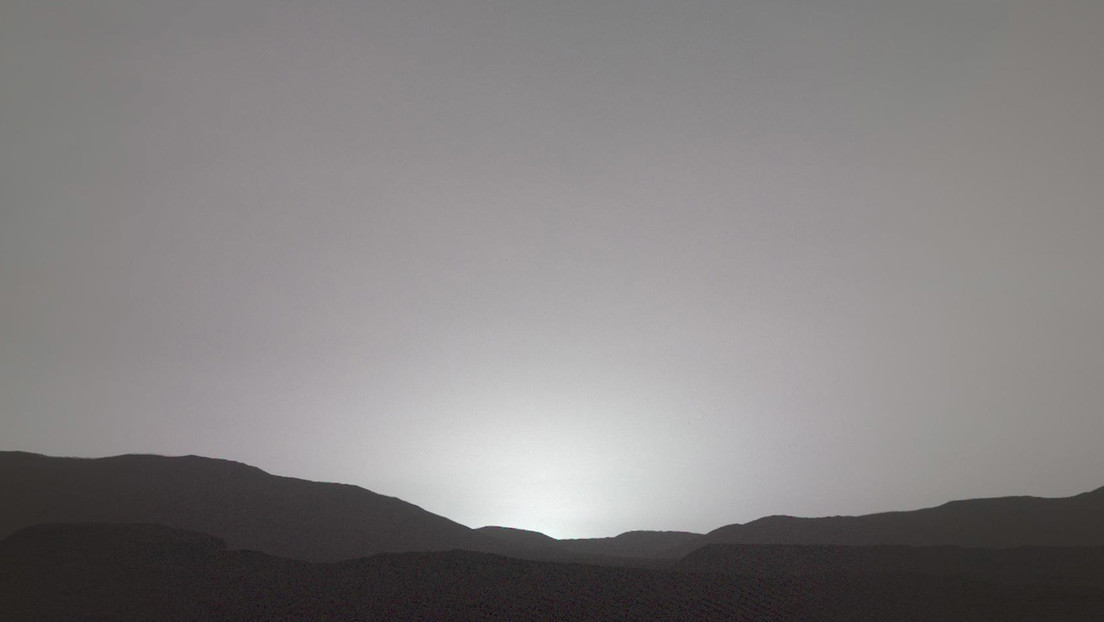 FOTO: El róver Perseverance capta con la cámara Mastcam-Z su primera puesta de sol en Marte, que destaca por un detalle inusual