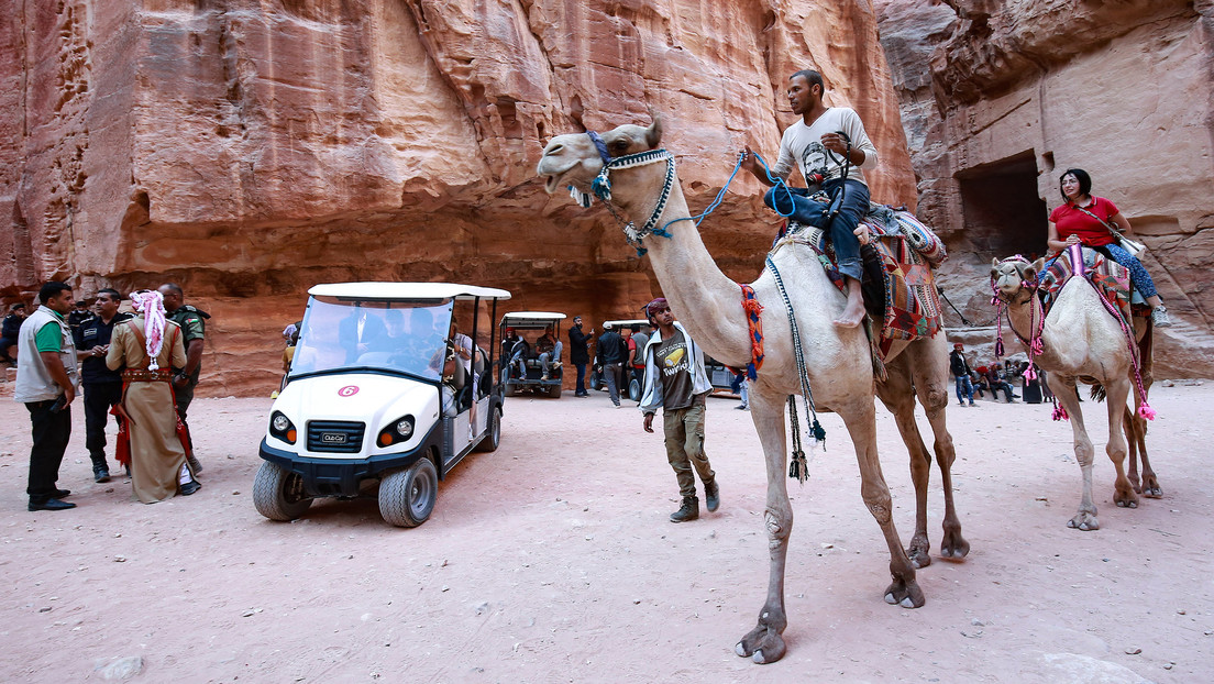 Coches eléctricos comienzan a sustituir a los carruajes tirados por caballos en la antigua ciudad jordana de Petra