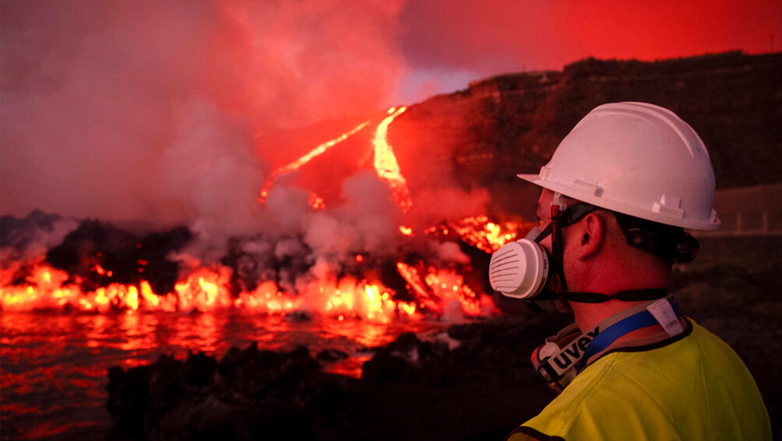VIDEOS: La lava del volcán de la Palma llega al mar por tercera vez y se decretan nuevos confinamientos
