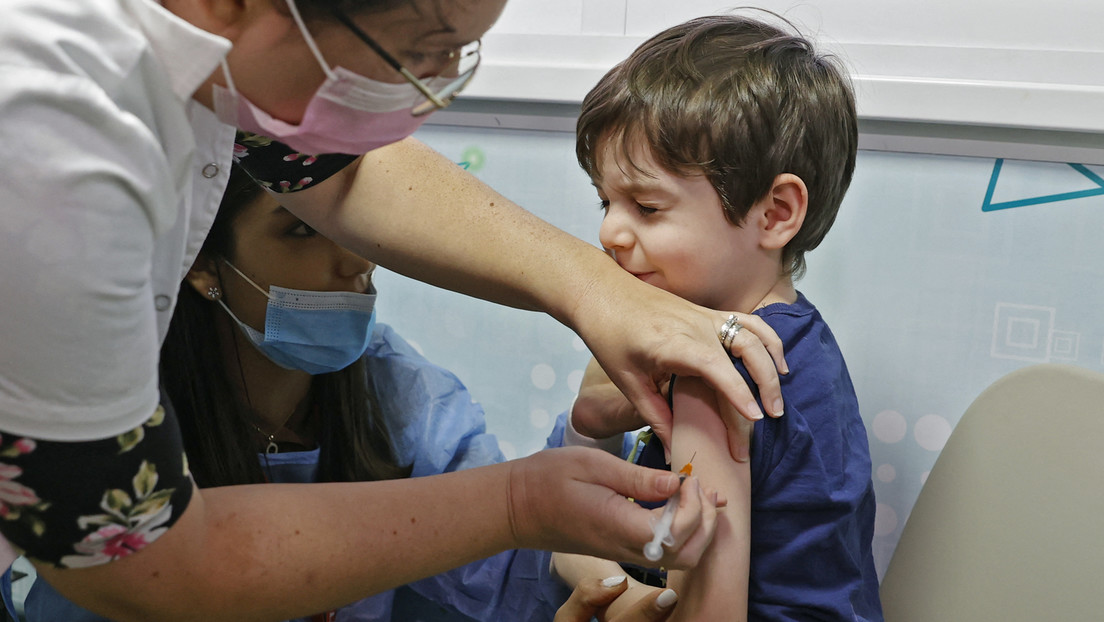 Comienza en Israel la campaña de vacunación contra el coronavirus en niños de entre 5 y 11 años (y el hijo del primer ministro sirve de ejemplo)