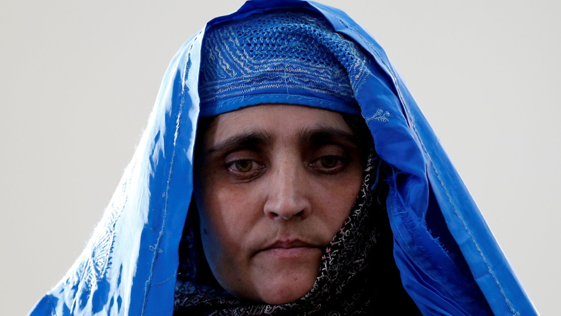 La 'niña afgana de los ojos verdes' que fue portada de National Geographic recibe asilo en Italia