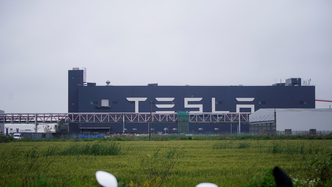 Reportan que Tesla planea invertir hasta 187 millones de dólares en su planta en Shanghái para aumentar la producción de sus vehículos