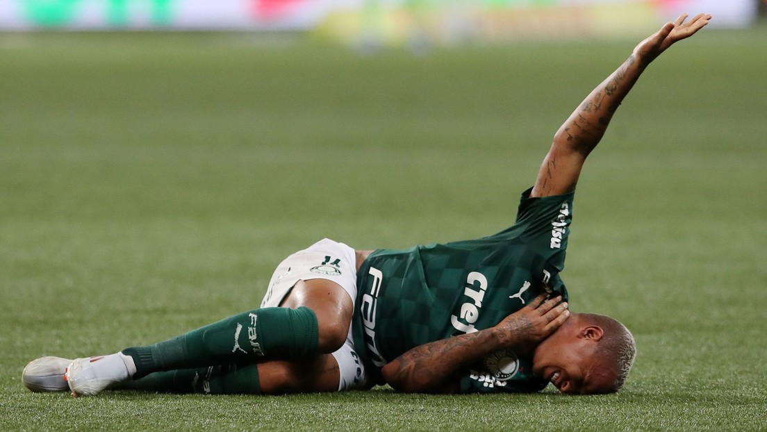 VIDEO: Un futbolista del Palmeiras finge que es agredido... ¡por el árbitro!