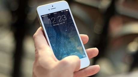 Muestran cómo es posible 'hackear' un iPhone usando pegamento común
