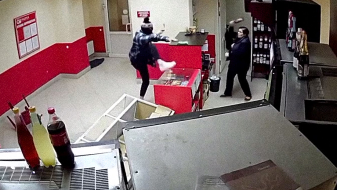 Un hombre asalta un café en Rusia con un objeto plástico en forma de pistola y ahora puede acabar preso (VIDEO)