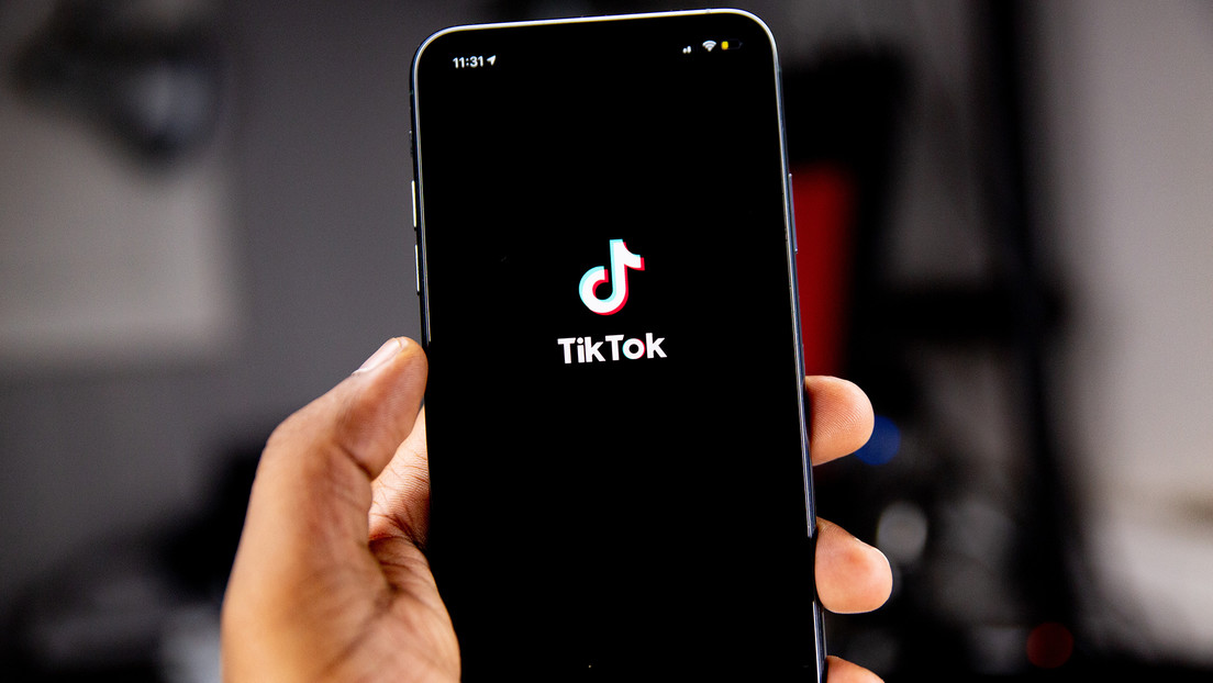 Nuevo reto en TikTok de patear puertas y salir corriendo pone en alerta a las autoridades en EE.UU. (VIDEOS)