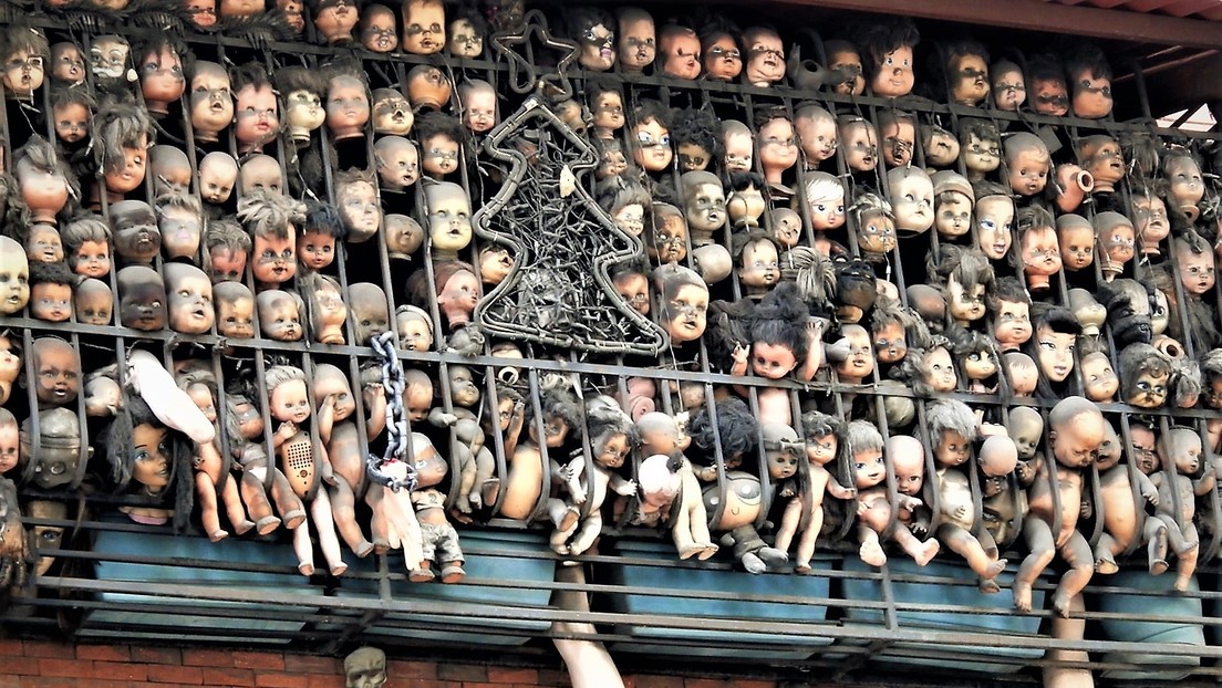 El misterio detrás de un lúgubre balcón repleto de cabezas de muñecas en el centro de Caracas