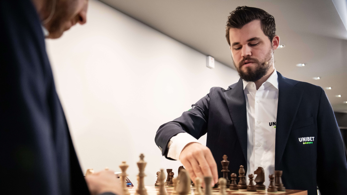 El campeón mundial de ajedrez Magnus Carlsen está más cerca de revalidar el título tras un error del ruso Nepomniaschi