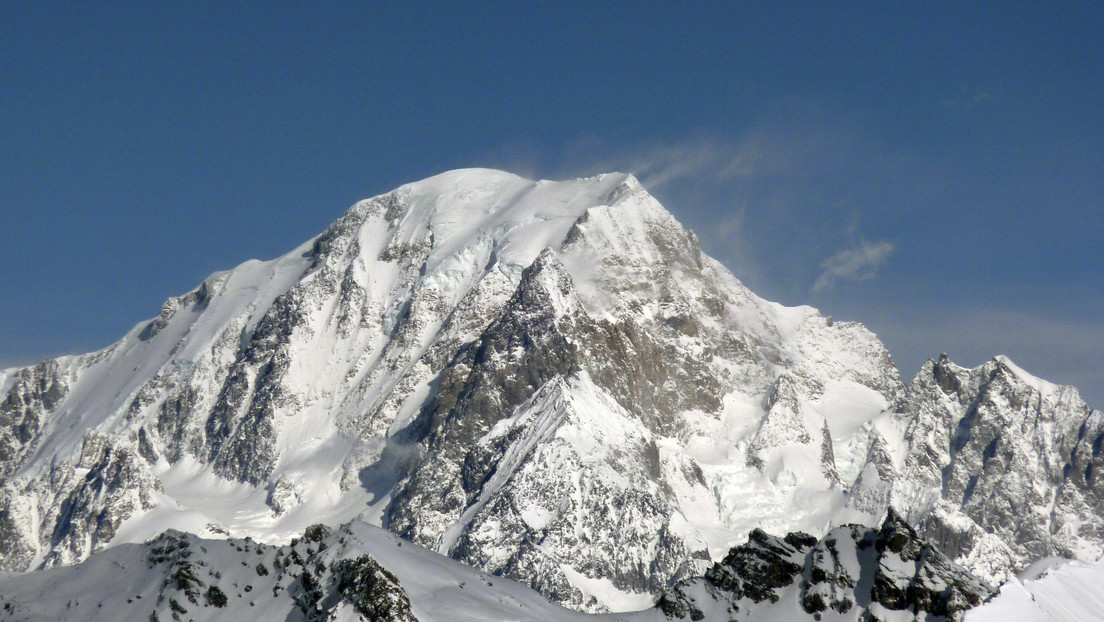 Le dan a un montañista las piedras preciosas que encontró en un glaciar francés 50 años después de un accidente aéreo en los Alpes