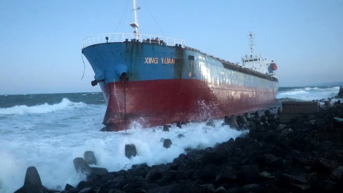 Un buque carguero chino encalla en las costas de una ciudad rusa en el Pacífico durante una tormenta (VIDEO)