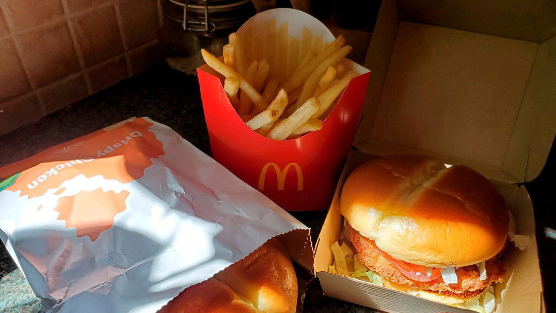 VIDEO:  Graban a empleados de McDonald’s tirando al suelo decenas de bolsas llenas de comida