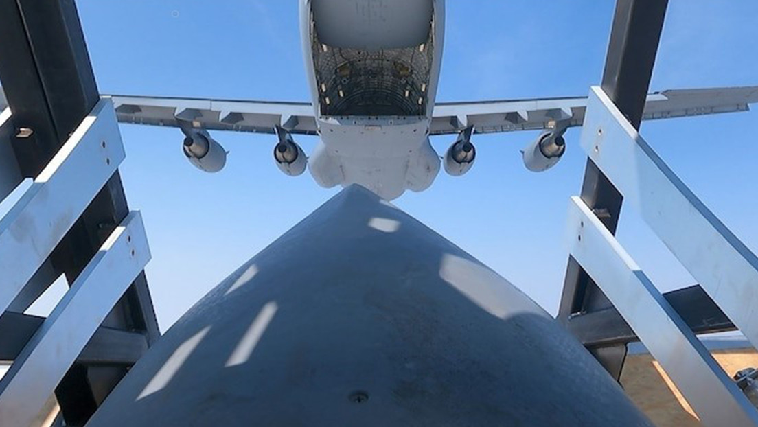 EE.UU. lanza un misil de crucero desde un avión de transporte en el golfo de México