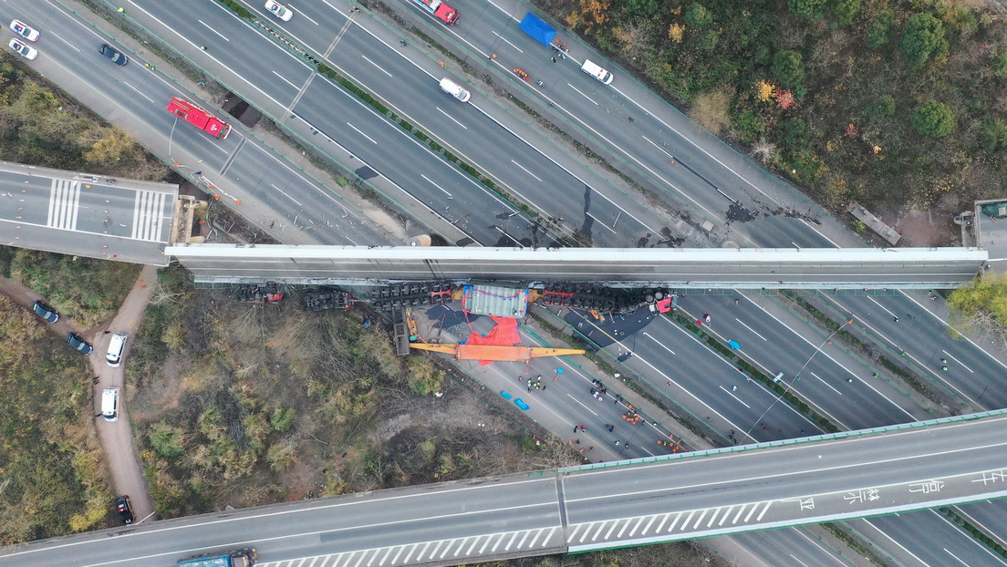 Un viaducto se desmorona sobre una autopista en China y un video muestra a autos transitando bajo la sección derrumbada