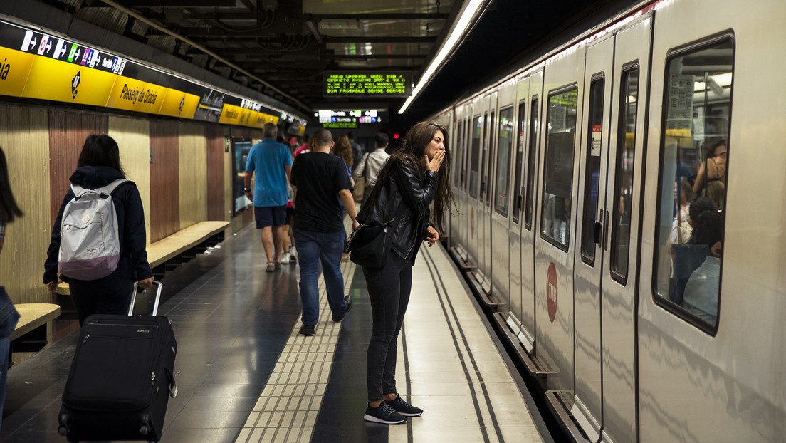 Una mujer es empujada intencionalmente a las vías del metro de Barcelona y un testigo la rescata