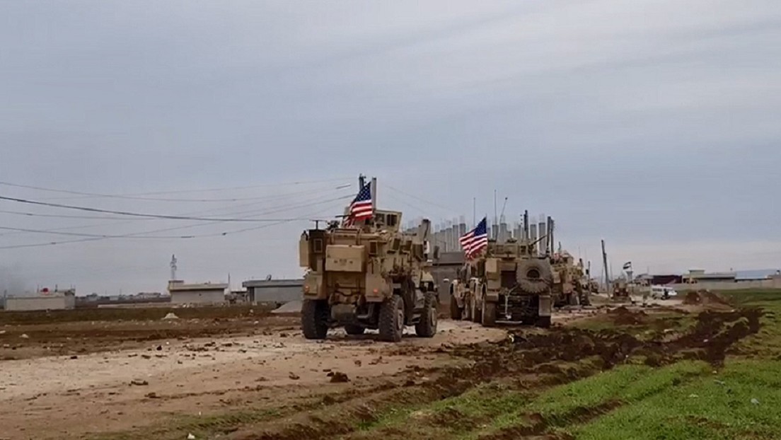 Soldados de Siria y residentes locales bloquean el paso a un convoy de EE.UU. que intentaba cruzar un puesto de control
