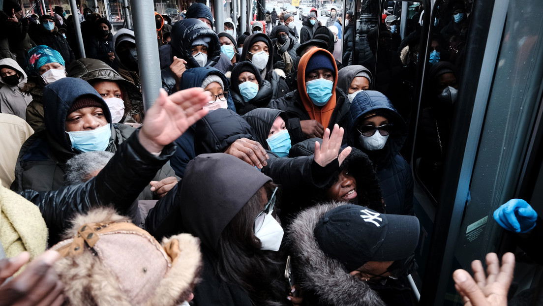 Una multitud en Nueva York 'asedia' un punto de entrega de pruebas caseras de covid-19