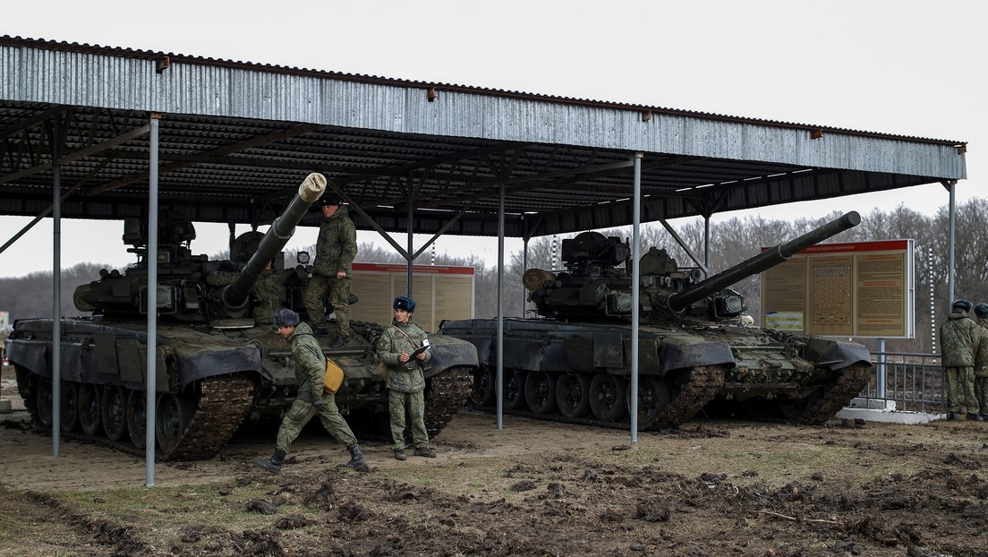 El Ministerio ruso de Defensa anuncia la retirada de más de 10.000 efectivos de regiones cercanas a la frontera con Ucrania