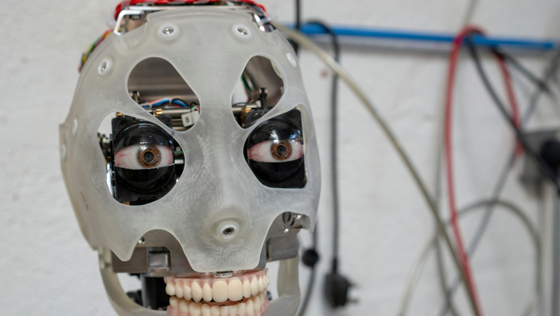 'Aleja ese dedo de mí': un robot con rostro humano gesticula de forma tan realista que "asusta" a sus propios creadores (VIDEO)
