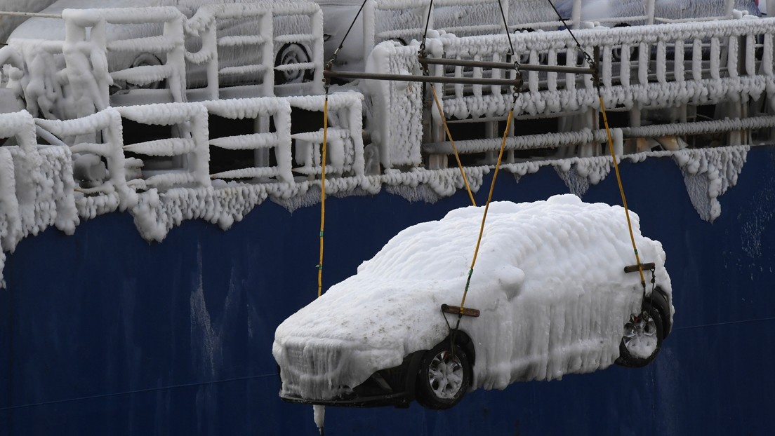 Carguero con autos cubiertos por una 'coraza' de hielo de decenas de centímetros arriba al Lejano Oriente de Rusia