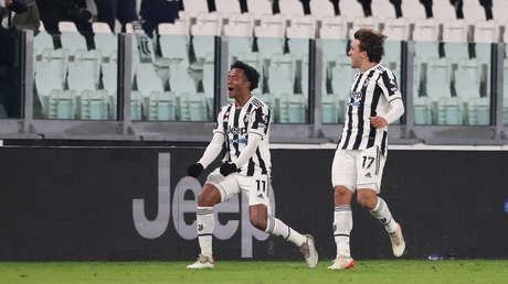 Golazo olímpico: el colombiano Cuadrado marca un increíble tanto para la Juventus
