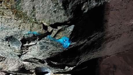 Hallan una sustancia azul brillante en lo profundo de una mina del siglo XIX abandonada (y nadie sabe qué es)