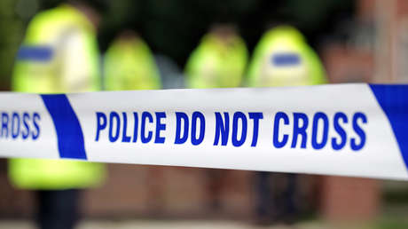 Expulsan del cuerpo a un policía británico que hizo fotos y selfis "racistas, homofóbicas y ofensivas" en escenas del crimen y las envió por WhatsApp