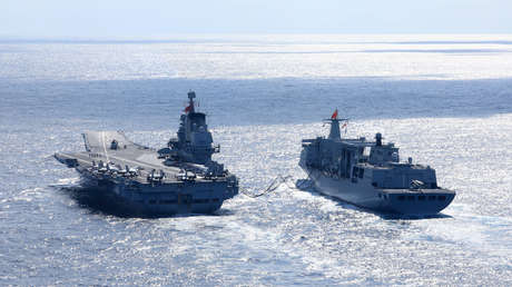 Un portahelicópteros y un avión de combate de Japón escoltan al portaviones chino Liaoning durante unos ejercicios