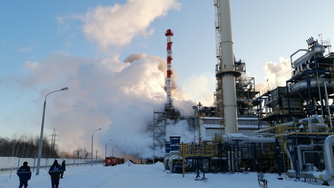 VIDEO: Una enorme columna de humo negro se eleva sobre una refinería rusa en llamas