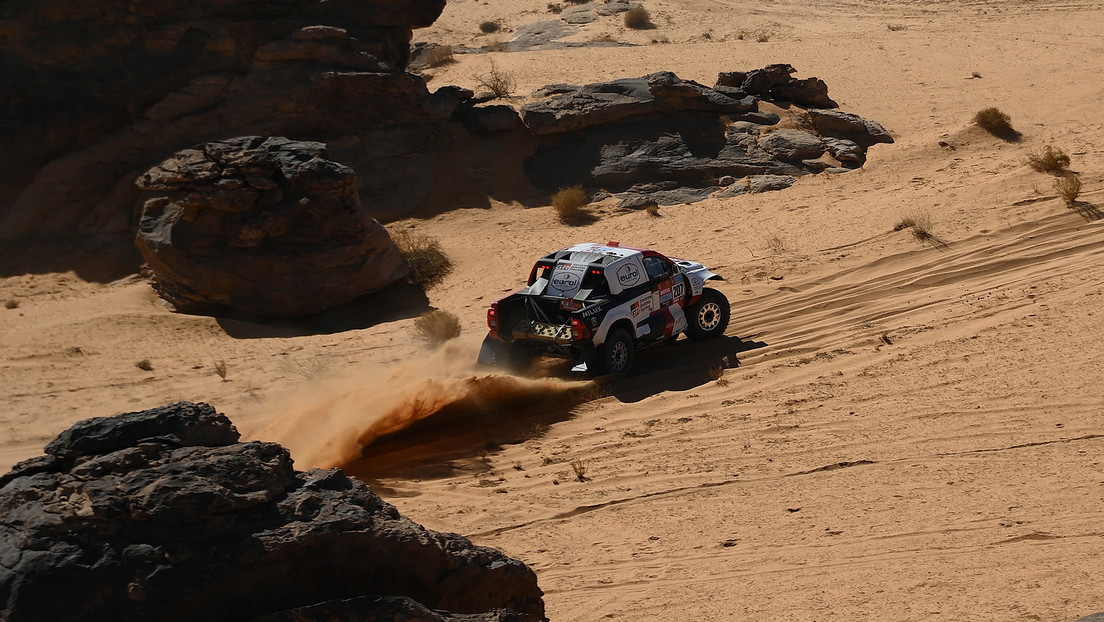 VIDEO: Penalizan a un excampeón del Rally Dakar tras atropellar a un motociclista en plena competición y seguir la carrera