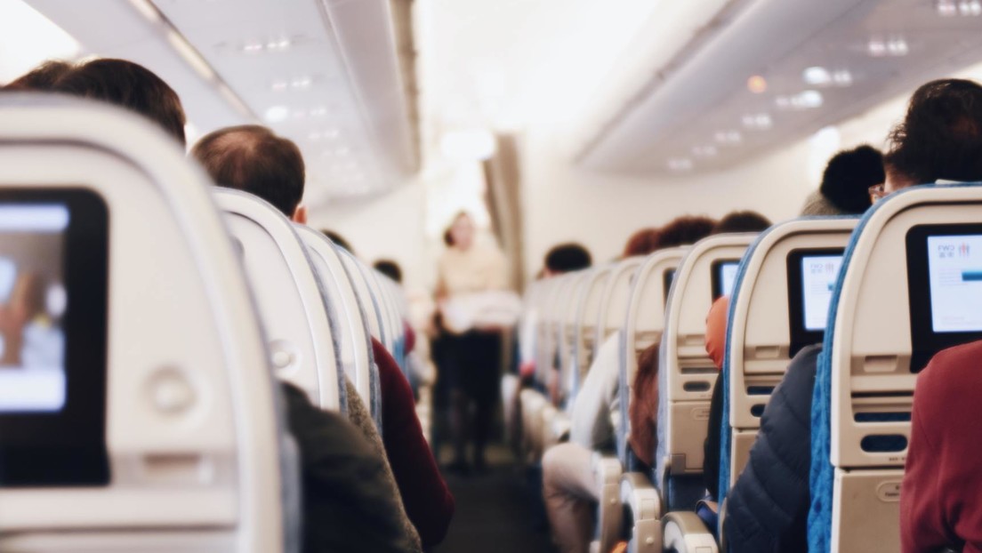 "Tenemos covid… shhh": un pasajero de avión sorprende a una mujer enviando un mensaje en el que confiesa su positivo (FOTO)